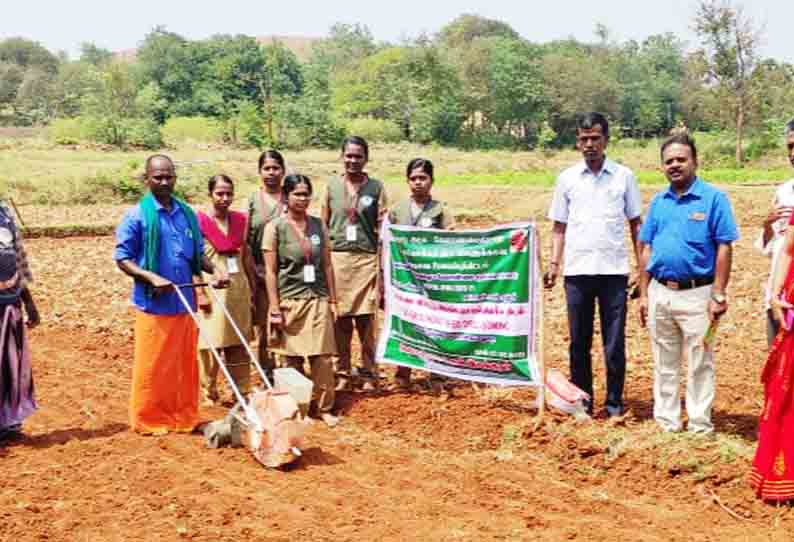 எந்திரம் மூலம் நிலக்கடலை விதைப்பு