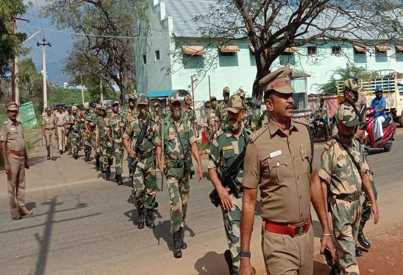 கடையநல்லூரில்  போலீசார், துணை ராணுவத்தினர் கொடி அணிவகுப்பு