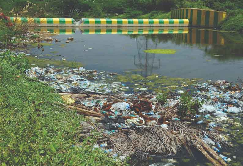 குடிமங்கலம் அருகே பொன்னேரியில் உள்ள தடுப்பணையில் கழிவுகள் கொட்டப்படுவதால் நீர்நிலைகள் மாசடைந்து வருகிறது.