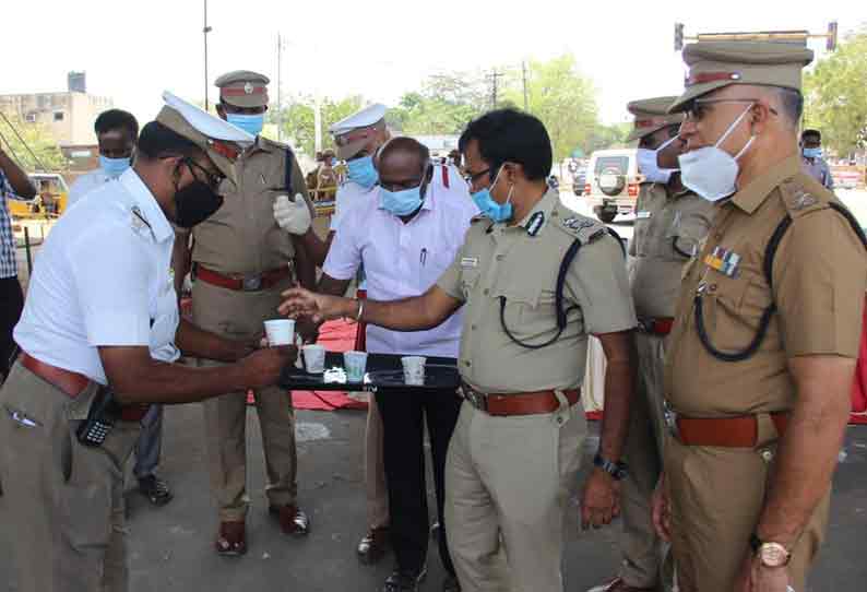 போக்குவரத்து சீரமைப்பில் ஈடுபடுகிற போலீசாருக்கு, வெயில் சூட்டை தணிக்க நீர்மோர் கமிஷனர் லோகநாதன் வழங்கினார்