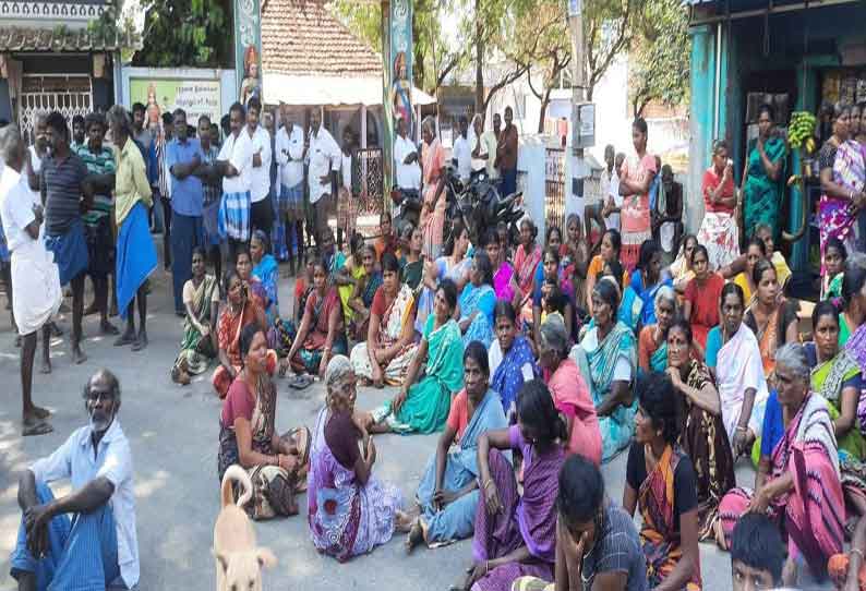 திசையன்விளை அருகே கடத்தப்பட்ட வாலிபரை மீட்கக்கோரி கிராம மக்கள் சாலை மறியல்