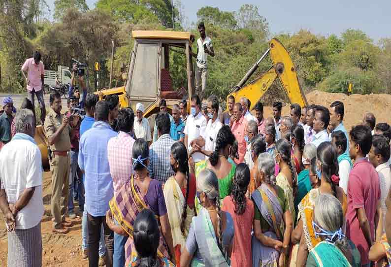 கீழ்பவானி வாய்க்காலில் கான்கிரீட் தளம் அமைக்க எதிர்ப்பு: பொக்லைன் எந்திரத்தை விவசாயிகள் சிறைபிடிப்பு