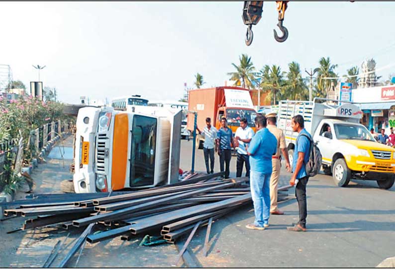 வல்லக்கோட்டை அருகே வேன் கவிழ்ந்து விபத்து