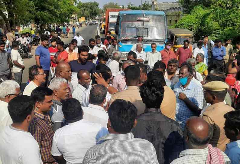 மணப்பாறையில் குடிநீர் கேட்டு காலிக்குடங்களுடன் பொதுமக்கள் சாலை மறியல்