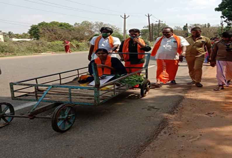 கடையநல்லூரில் வேட்புமனு தாக்கல் செய்ய தள்ளுவண்டியில் வந்த பெண் வேட்பாளர்