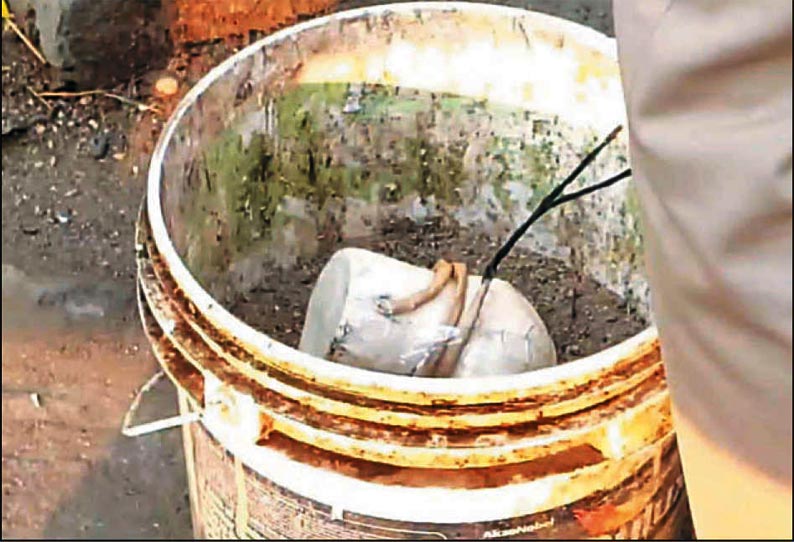 காஞ்சீபுரத்தில் பரபரப்பு பஸ் நிலையத்தில் கிடந்த வெடிகுண்டு தேர்தலை சீர்குலைக்க சதியா? போலீசார் விசாரணை காஞ்சீபுரத்தில் பரபரப்பு பஸ் நிலையத்தில் கிடந்த வெடிகுண்டு தேர்தலை சீர்குலைக்க சதியா? போலீசார் விசாரணை