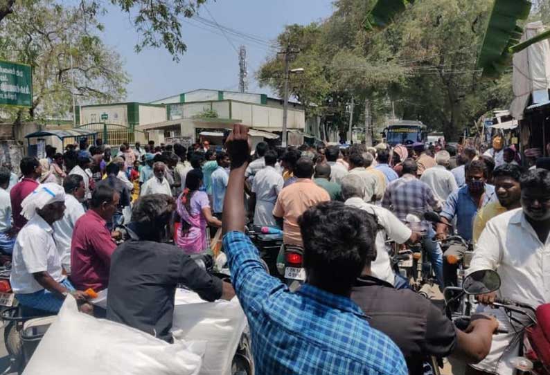 அரகண்டநல்லூர் ஒழுங்குமுறை விற்பனை கூடம் முன்பு விவசாயிகள் திடீர் சாலை மறியல் வியாபாரிகள் தானியங்களை கொள்முதல் செய்ய மறுத்ததால் ஆத்திரம்