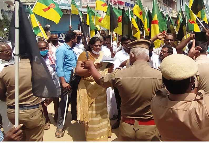 குரும்பர் இன மக்களுக்கு 5 சதவீத இடஒதுக்கீடு கோரி பழனி தாலுகா அலுவலகத்தை முற்றுகையிட முயற்சி