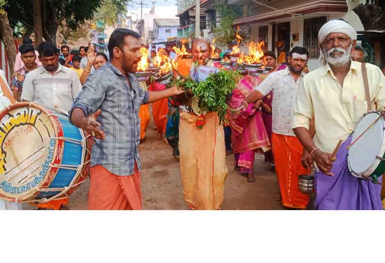 நிலக்கோட்டை மாரியம்மன் கோவில் விழா: தீச்சட்டி எடுத்து பக்தர்கள் நேர்த்திக்கடன்