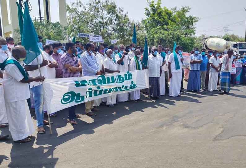 நத்தக்காடையூர் அருகே கீழ்பவானி வாய்க்காலில் கான்கிரீட் தளம் அமைக்க எதிர்ப்பு தெரிவித்து கீழ்ப்பவானி பாசன விவசாயிகள் ஆர்ப்பாட்டத்தில் ஈடுபட்டனர்.