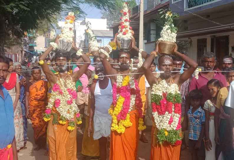 நிலக்கோட்டை மாரியம்மன் கோவிலில் அலகு குத்தி நேர்த்திக்கடன் செலுத்திய பக்தர்கள்