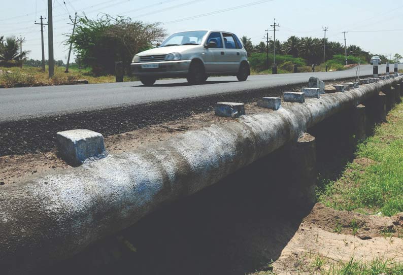 குடிமங்கலம் அருகே பாலத்தில் தடுப்புச்சுவர் அமைக்க பொதுமக்கள் கோரிக்கை