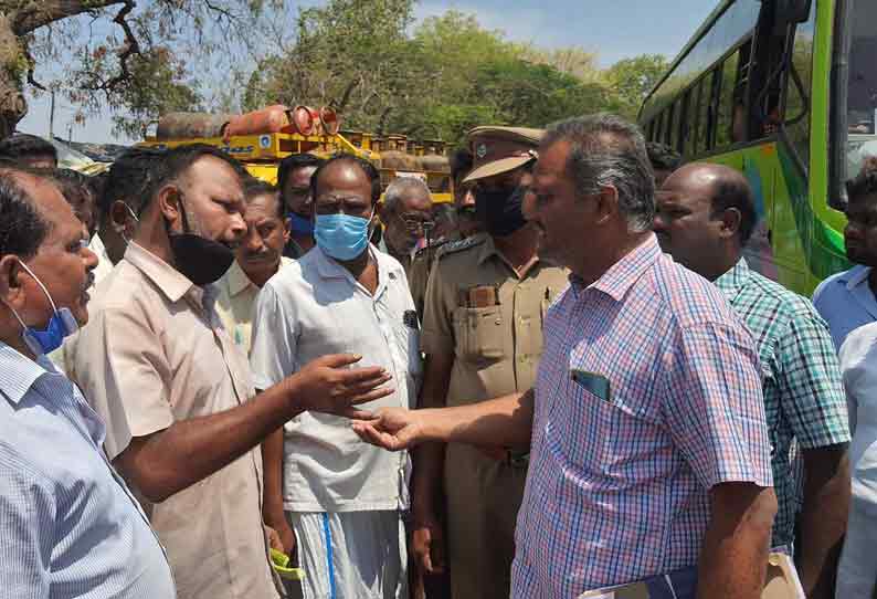 தேர்தல் பறக்கும் படையினரை கண்டித்து துறையூரில் கடையடைப்பு-சாலை மறியல்