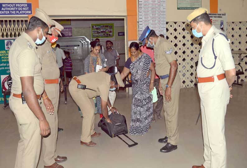 பணம் பரிசு பொருட்கள் கொண்டு செல்வதை தடுக்க ரெயிலில் போலீசார் தீவிர சோதனை