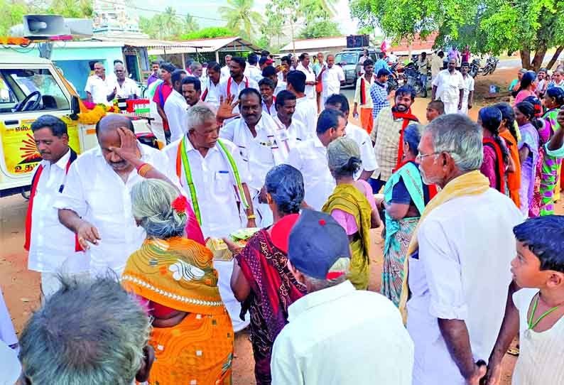 வேடசந்தூர் ஒன்றியத்தில் தி.மு.க. வேட்பாளர் எஸ்.காந்திராஜன் கிராமம், கிராமமாக தீவிர வாக்கு சேகரிப்பு