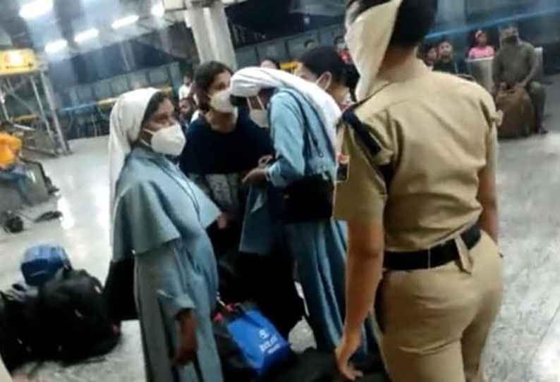 மதமாற்றத்தில் ஈடுபடுவதாக கன்னியாஸ்திரிகள் ரயிலில் இருந்து இறக்கிவிடப்பட்ட விவகாரம்: உரிய நடவடிக்கை எடுக்கப்படும் என அமித்ஷா உறுதி