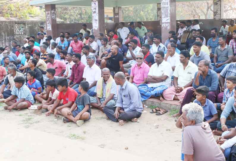 சுருக்குமடி வலைக்கு அனுமதி வழங்கக்கோரி  கடலூரில் மீனவர்கள் தர்ணா போராட்டம்