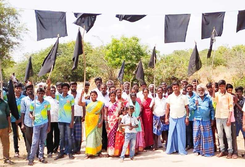 சூளகிரி அருகே சாலை வசதி கோரி கருப்புக்கொடியுடன் கிராம மக்கள்  போராட்டம்