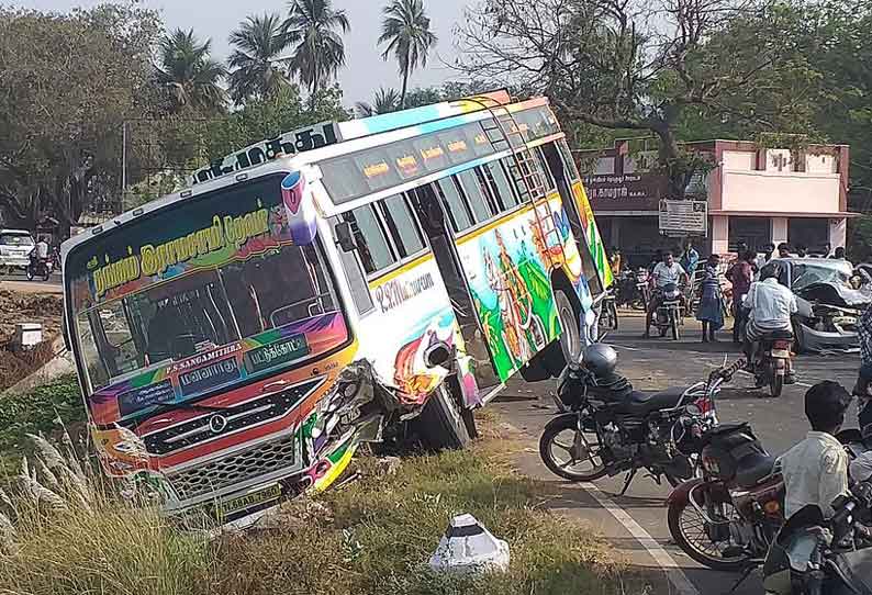 பஸ்- கார் நேருக்கு நேர் மோதல் 4 பேர் படுகாயம்