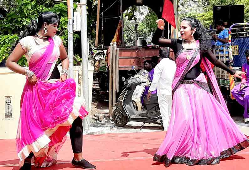 திருச்சியில் தாரை தப்பட்டை முழங்க களை கட்டும் தேர்தல் பிரசார களம் நடனமாடி வாக்காளர்களை கவரும் கலைஞர்கள்