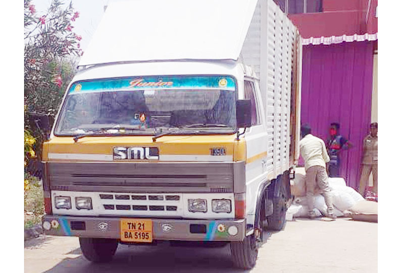 லாரியில் கொண்டு வரப்பட்ட ரூ.2 லட்சம் புகையிலை பொருட்கள் சிக்கியது