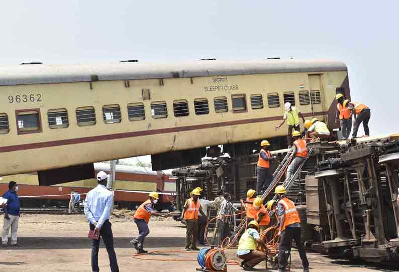 ஈரோடு ரெயில்வே பணிமனையில் விபத்தில் சிக்கியவர்களை மீட்கும் ஒத்திகை; மீட்புக்குழுவினர் செயல் விளக்கம்