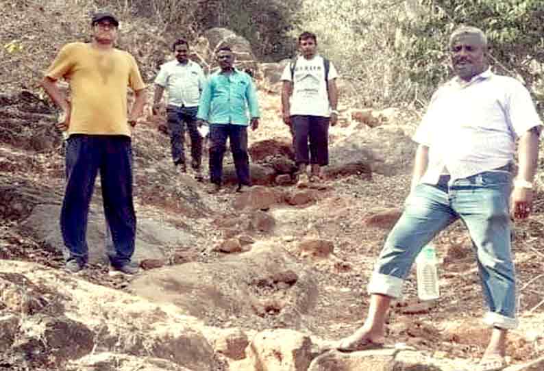 அடர்ந்த வனப்பகுதியில் நடந்து சென்று கத்திரிமலை வாக்குச்சாவடி மையத்தை தேர்தல் பொது பார்வையாளர் ஆய்வு