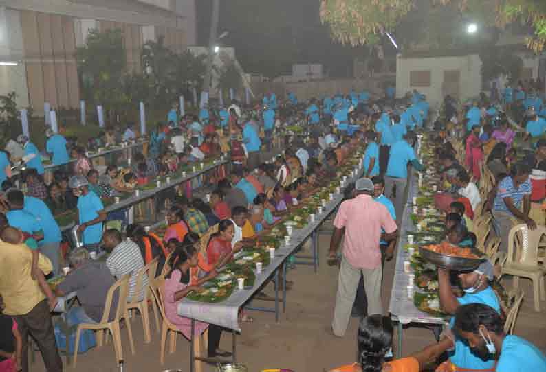 புனித வெள்ளியை முன்னிட்டு ஈரோடு புனித அமல அன்னை ஆலயத்தில் சமபந்தி விருந்து