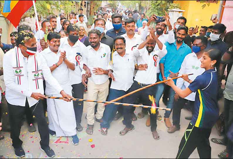 வீதி, வீதியாக தீவிர பிரசாரம்: சிலம்பம் சுற்றி வாக்கு சேகரித்த சைதை துரைசாமி