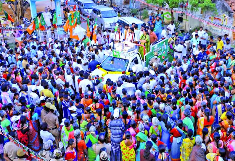 துணை-முதல் அமைச்சர் ஓ.பன்னீர் செல்வத்துக்கு வாக்கு சேகரித்து ப.ரவீந்திரநாத் எம்.பி. பிரசாரம் செய்த காட்சி.