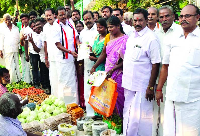 அ.தி.மு.க. வேட்பாளர் எம்.செல்வராசு எம்.எல்.ஏ. துண்டு பிரசுரங்கள் வழங்கி வாக்கு சேகரித்த காட்சி