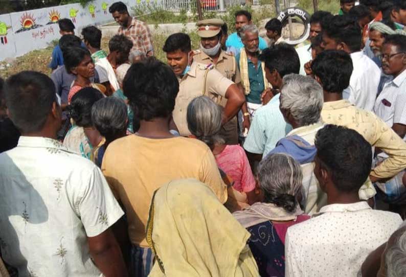 மேல்மலையனூர் அருகே தடையில்லாமல் குடிநீர் வழங்கக்கோரி பொதுமக்கள் சாலைமறியல்