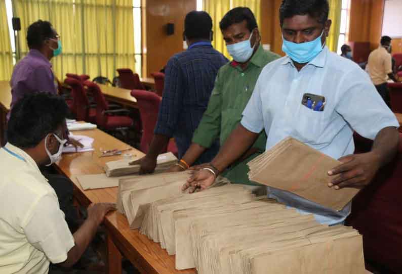 நெல்லை கலெக்டர் அலுவலகத்தில் தபால் வாக்குகள் தொகுதி வாரியாக பிரிக்கப்பட்டன