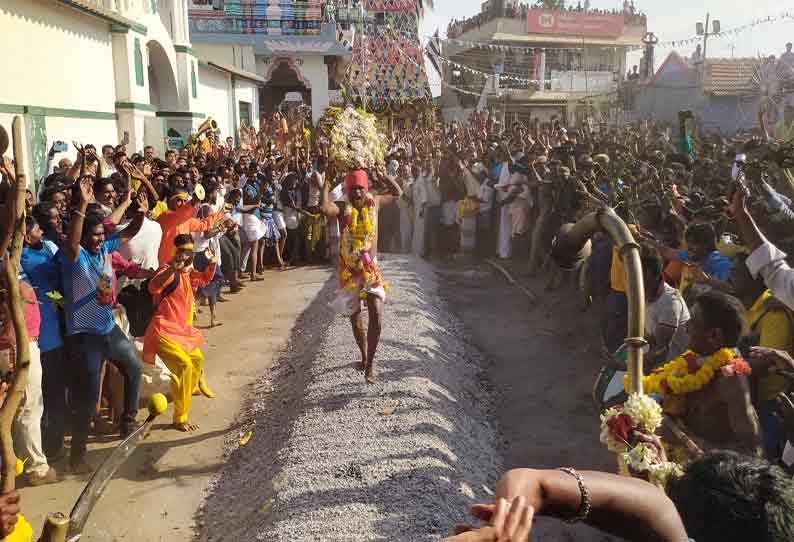 மத நல்லிணக்கத்துக்கு எடுத்துக்காட்டாக விளங்கும் தாளவாடி மாரியம்மன் கோவில் குண்டம் விழா; பூசாரி மட்டுமே தீ மிதித்தார்