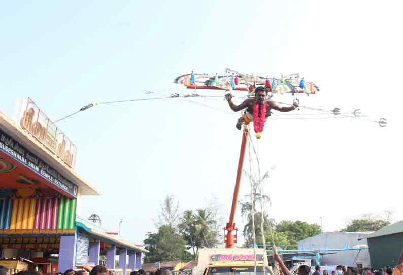 கொடுமுடி அருகே காளியம்மன் கோவில் திருவிழா; பால்குடம்- பறவை காவடி எடுத்து பக்தர்கள் நேர்த்திக்கடன்