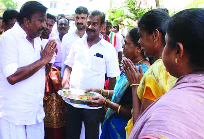 திருச்சி மேற்கு தொகுதி தி.மு.க. வேட்பாளர் கே.என்.நேரு வாக்கு சேகரித்தபோது