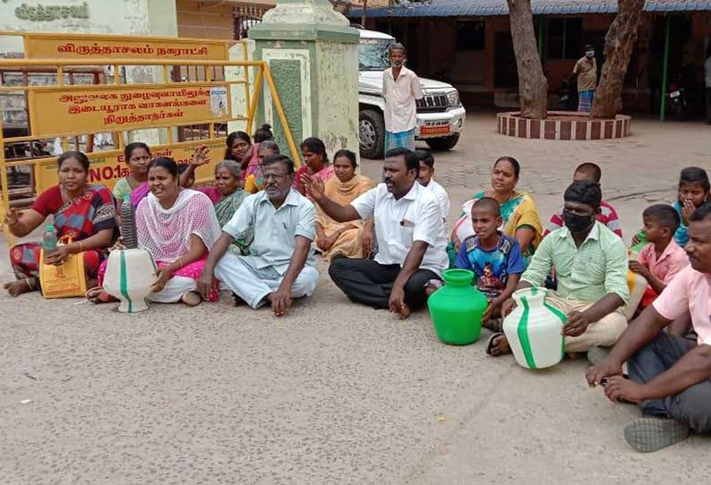 நகராட்சி அலுவலகத்தை முற்றுகையிட்ட பொதுமக்கள்