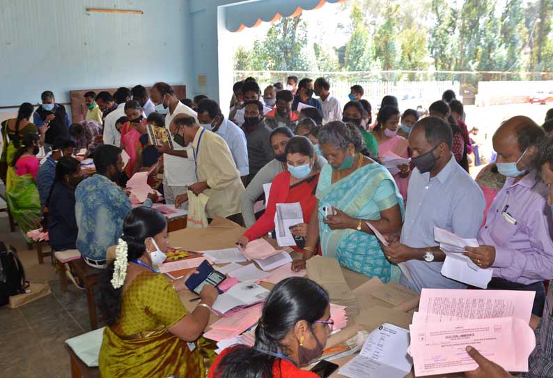 தேர்தல் பணியில் ஈடுபடும் அரசு ஊழியர்கள் தபால் மூலம் வாக்களித்தனர்