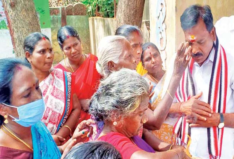 திருவாரூர் ஒன்றியத்தில் வீதி, வீதியாக சென்று அ.தி.மு.க. வேட்பாளர் பன்னீர்செல்வம் வாக்குசேகரிப்பு; பெண்கள் ஆரத்தி எடுத்து வரவேற்பு