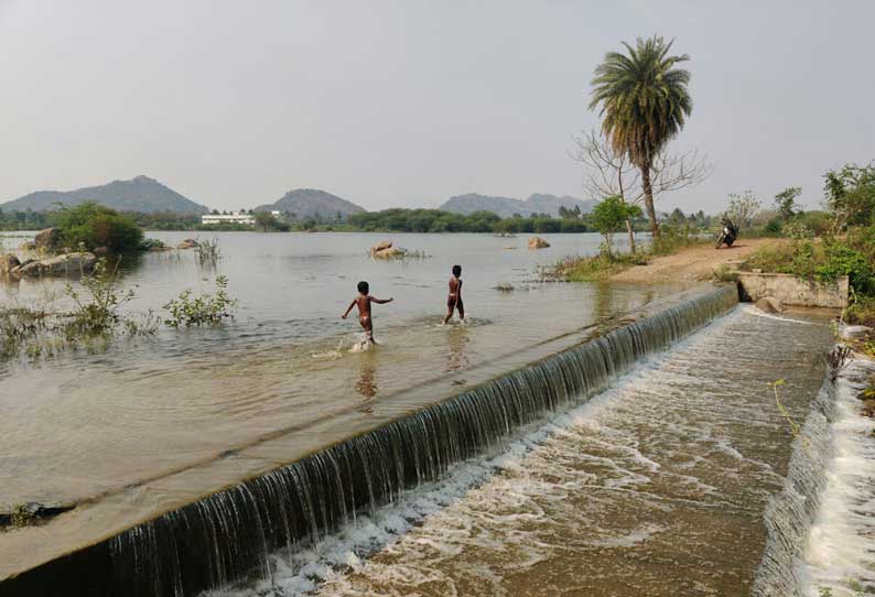 சாத்தனூர்; பறையப்பட்டு ஏரி நிரம்பி வழிந்து கோடி போனது