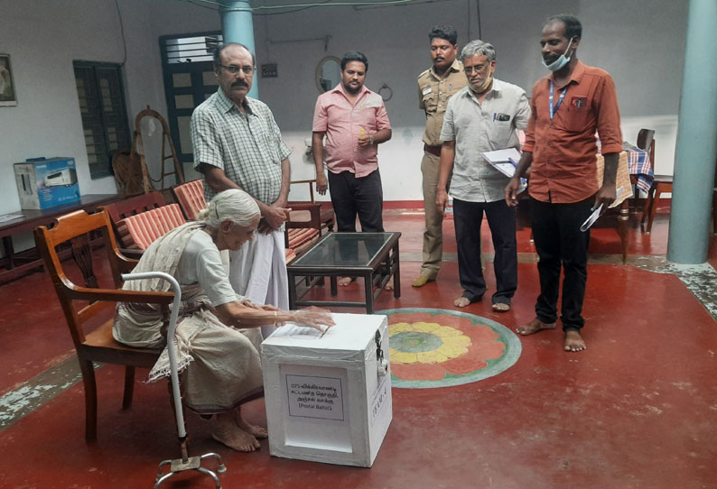 விக்கிரவாண்டி தொகுதியில் வீடுகளுக்கு நேரடியாக சென்று  தபால் ஓட்டுகளை பெற்ற அதிகாரிகள்