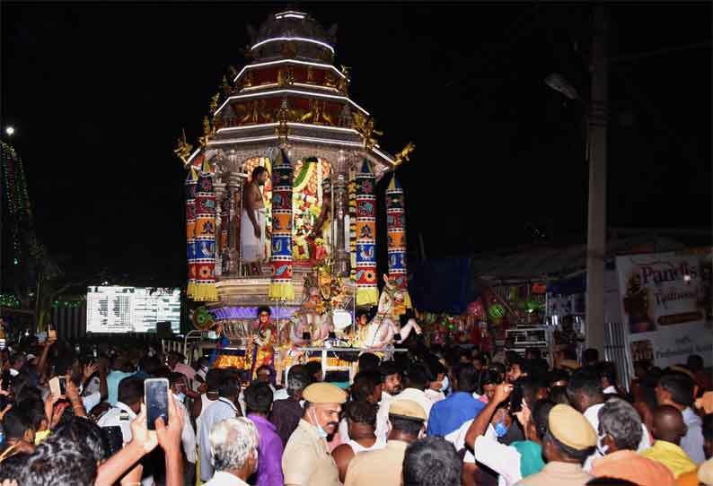 பழனியில் பங்குனி உத்திர திருவிழாவையொட்டி வெள்ளி தேரில் முத்துக்குமாரசாமி உலா