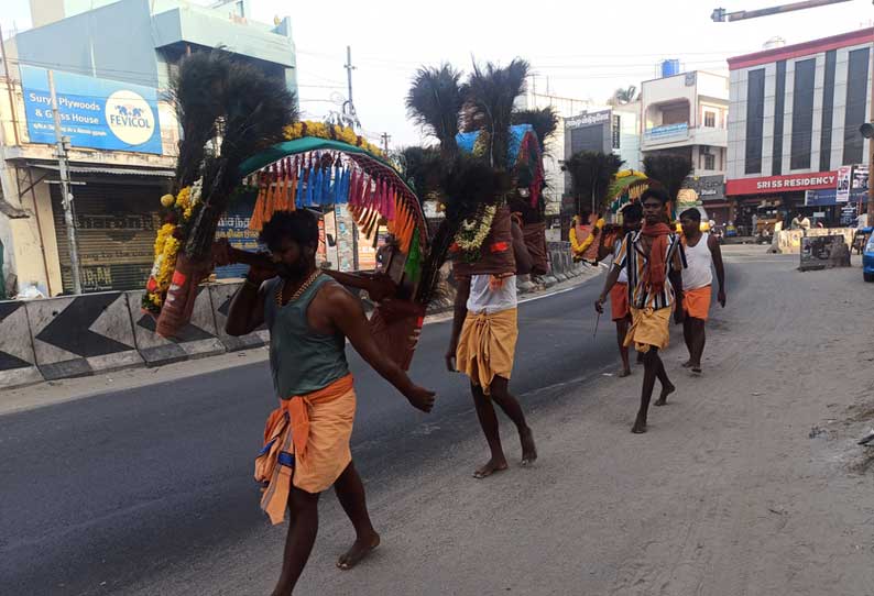 பழனிக்கு காவடி தூக்கிச்சென்ற பாதயாத்திரை பக்தர்கள்