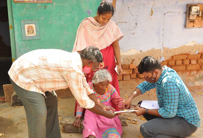 கிருஷ்ணகிரி மாவட்டத்தில் மூத்த குடிமக்களிடம், தபால் ஓட்டுகள் பெறும் பணி தீவிரம்