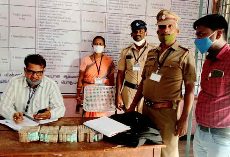 திருச்சி சோதனைச்சாவடியில் மோட்டார் சைக்கிளில் வந்தவரிடம் ரூ.24¼ லட்சம் பறிமுதல் பறக்கும்படை நடவடிக்கை