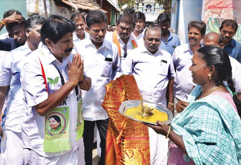 ஸ்ரீரங்கம் தொகுதி அந்தநல்லூர் ஒன்றியத்தில் அ.தி.மு.க. வேட்பாளர் கு.ப.கிருஷ்ணன் வீதி, வீதியாக சென்று தீவிர ஓட்டு வேட்டை