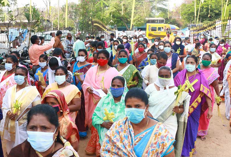 விழுப்புரத்தில் குருத்தோலை ஏந்தி கிறிஸ்தவர்கள் பவனி