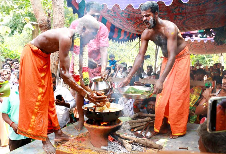 முருகன் கோவில் பங்குனி உத்திர திருவிழாவில் கொதிக்கும் எண்ணெயில் கையால் வடையெடுத்த பக்தர்கள்