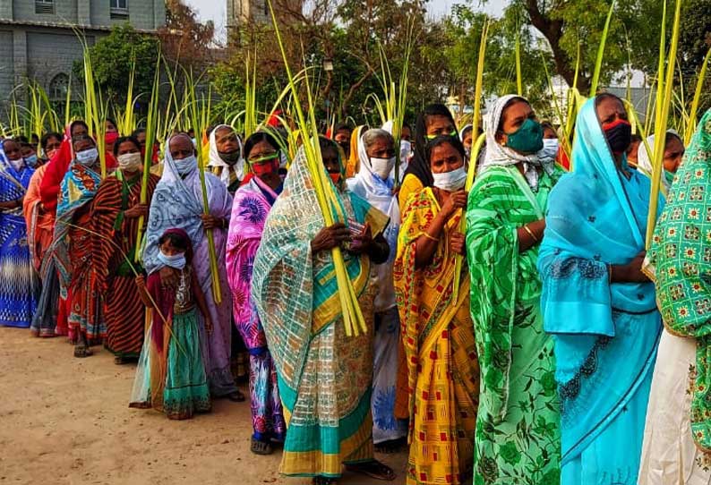 குருத்தோலை ஏந்தி கிறிஸ்தவர்கள் ஊர்வலம்