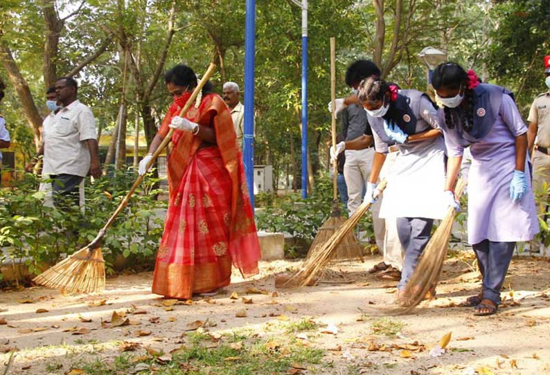 தாவரவியல் பூங்காவில் கவர்னர் தமிழிசை சவுந்தரராஜன் தூய்மைப்பணி மேற்கொண்டார்